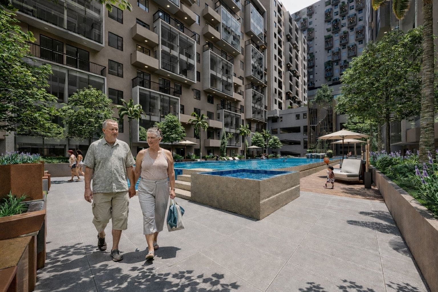 Recorrido junto a la piscina, con jardineras y zonas de descanso.